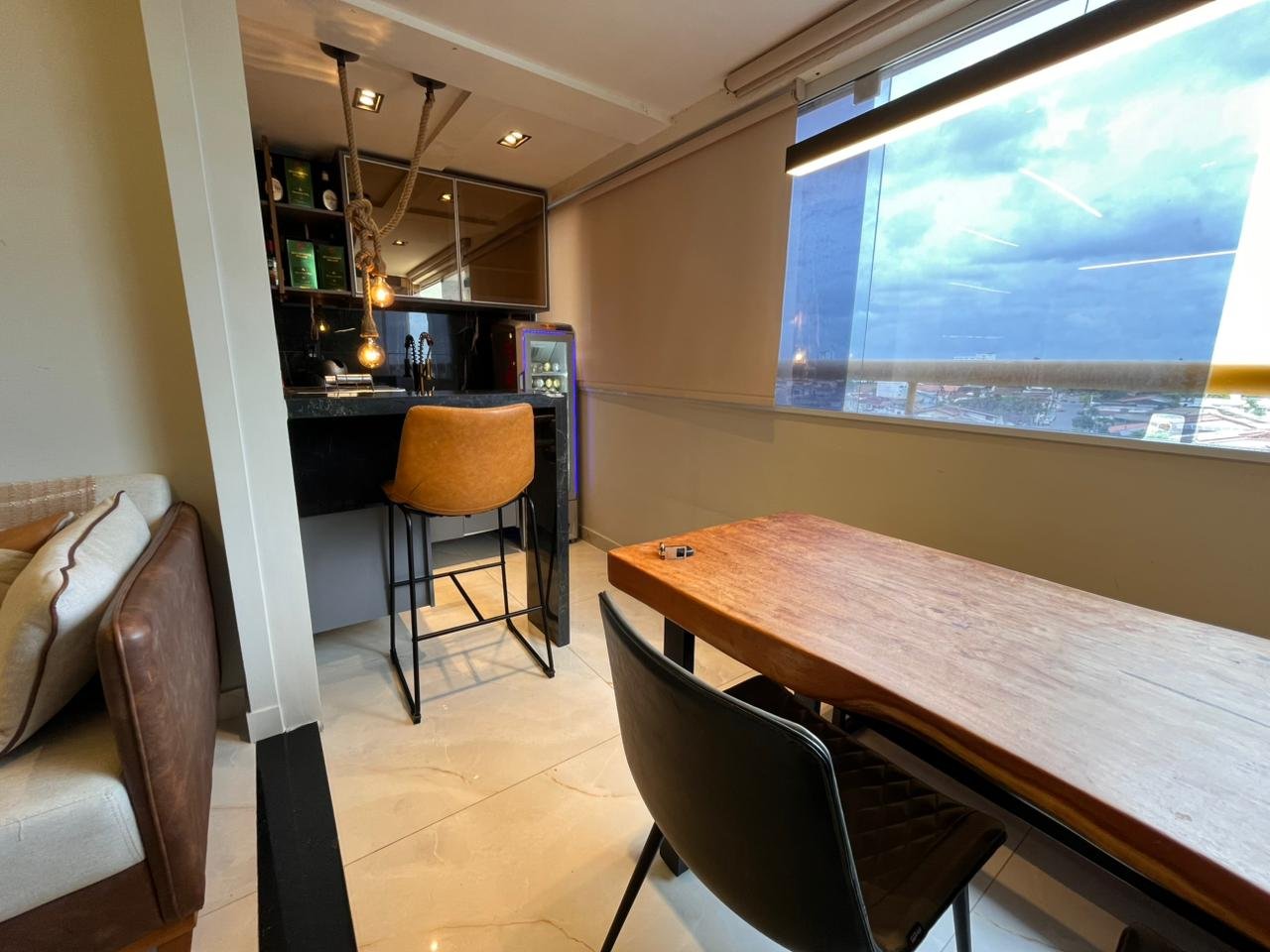 Apartamento mobiliado 2/4 com suíte em condomínio – moderno, climatizado e totalmente planejado