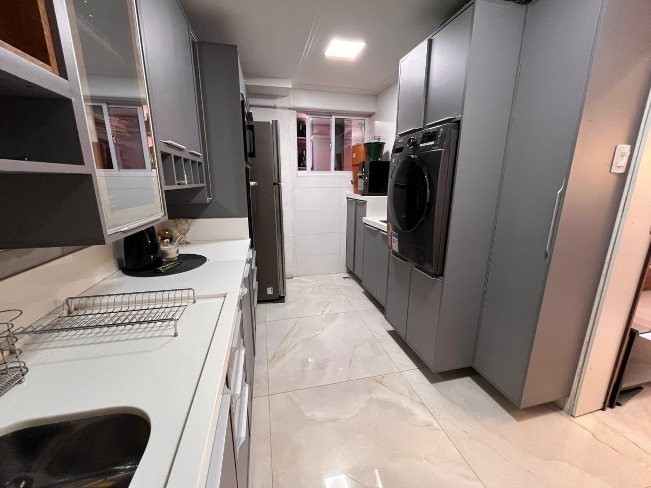 Apartamento mobiliado 2/4 com suíte em condomínio – moderno, climatizado e totalmente planejado