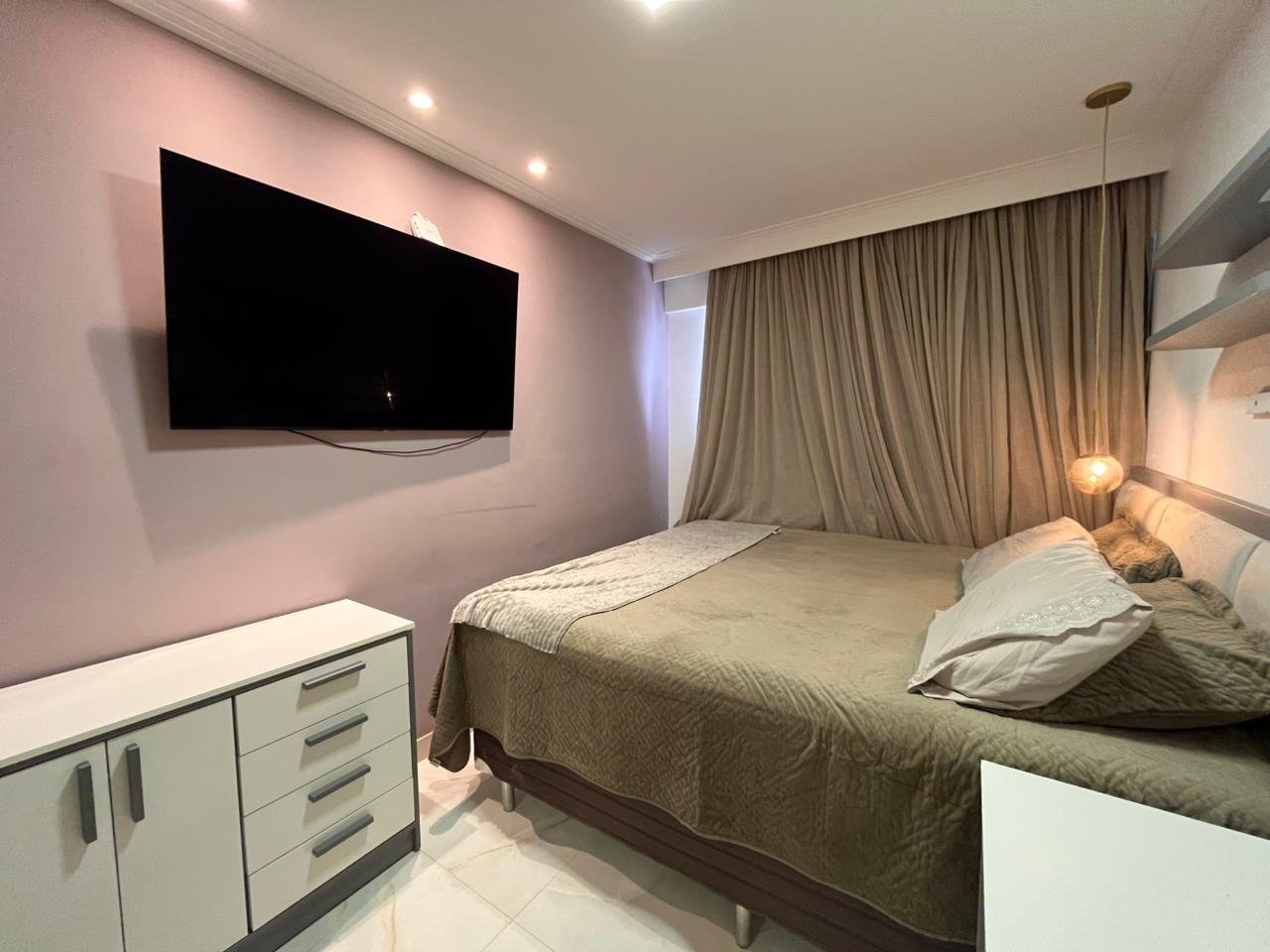 Apartamento mobiliado 2/4 com suíte em condomínio – moderno, climatizado e totalmente planejado