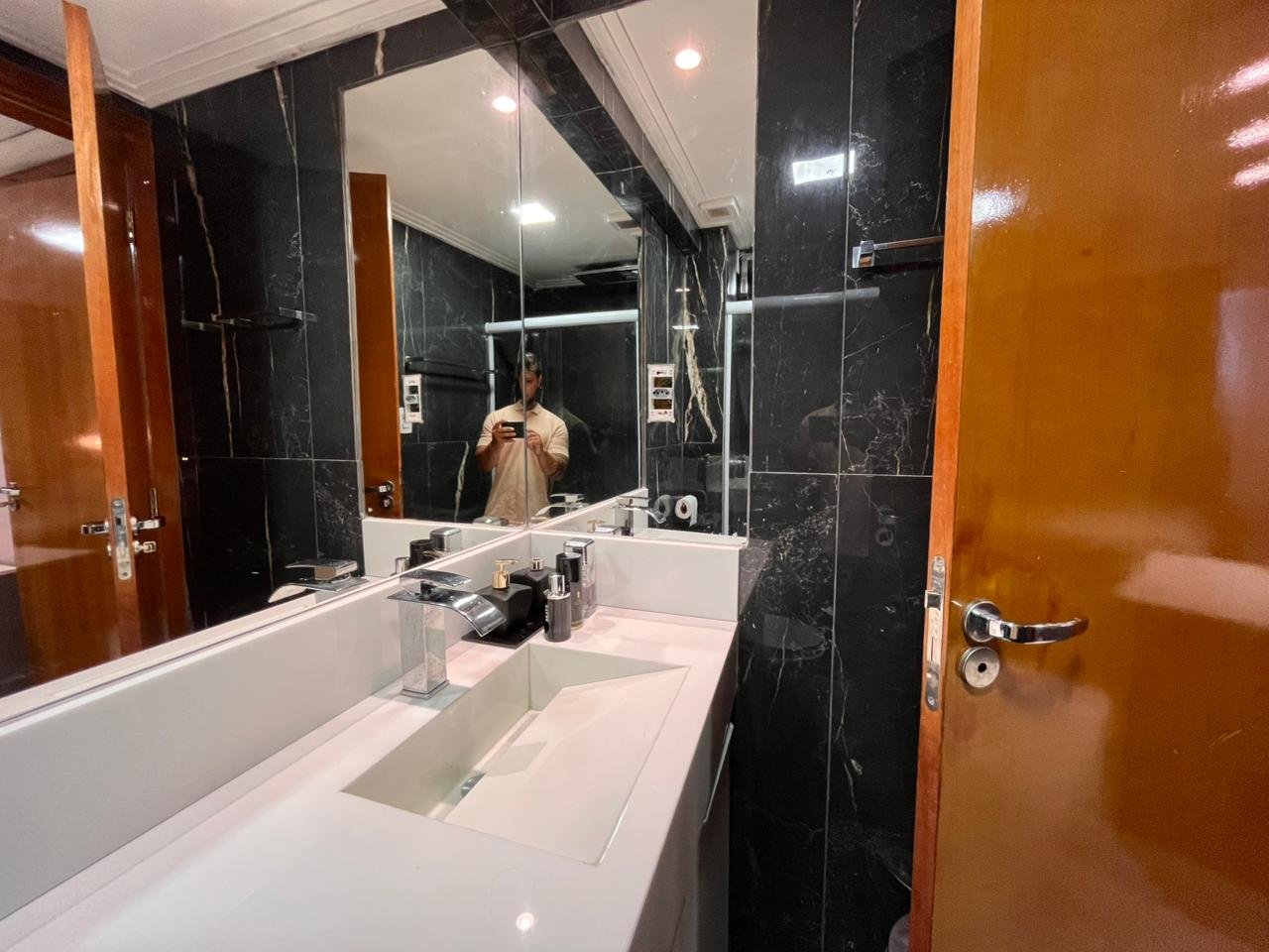 Apartamento mobiliado 2/4 com suíte em condomínio – moderno, climatizado e totalmente planejado