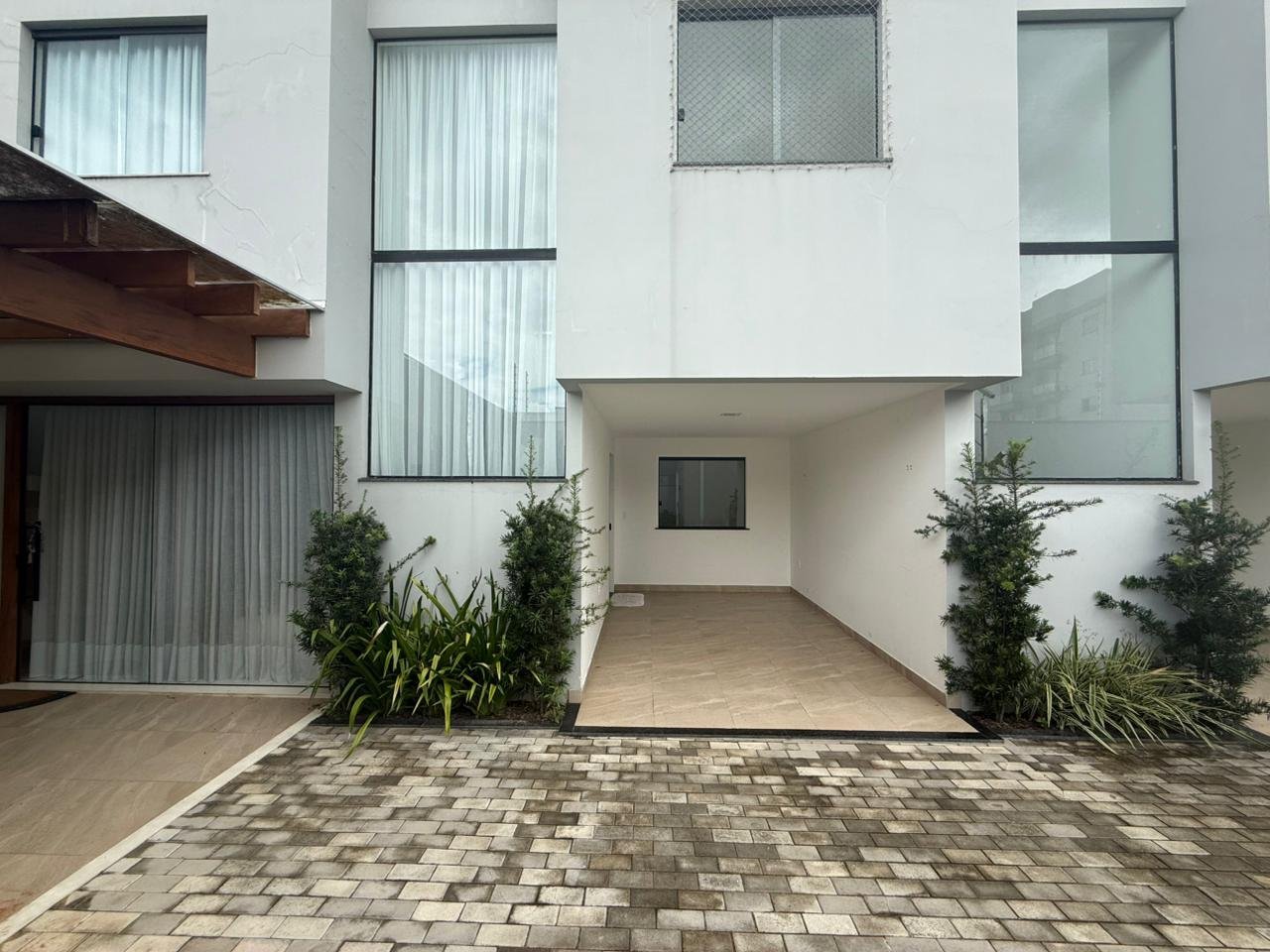 DUPLEX PARA VENDA E ALUGUEL - PRÓ. AO CLUBE DOS 100