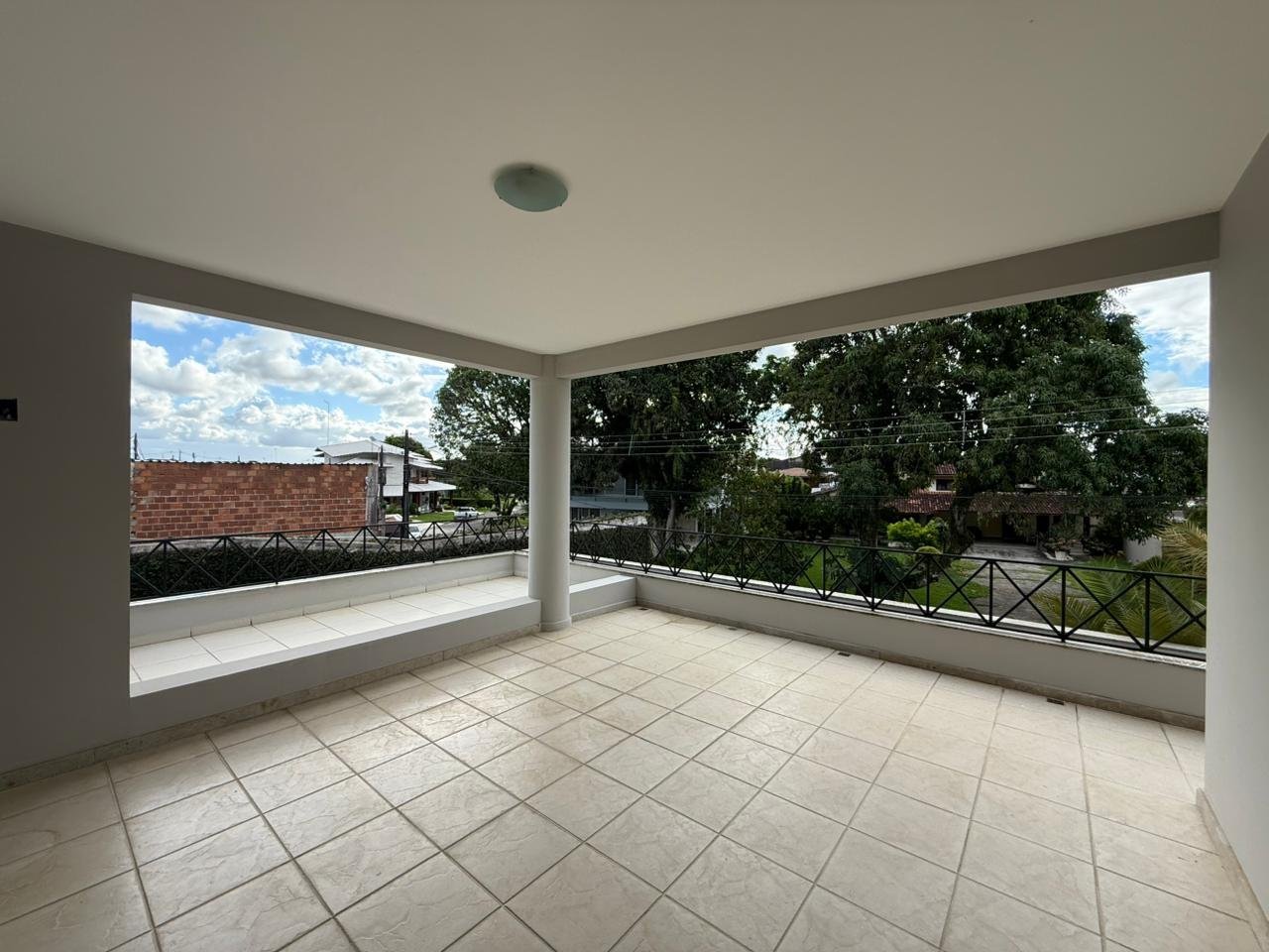 CASA EM CONDOMÍNIO NO CENTRO