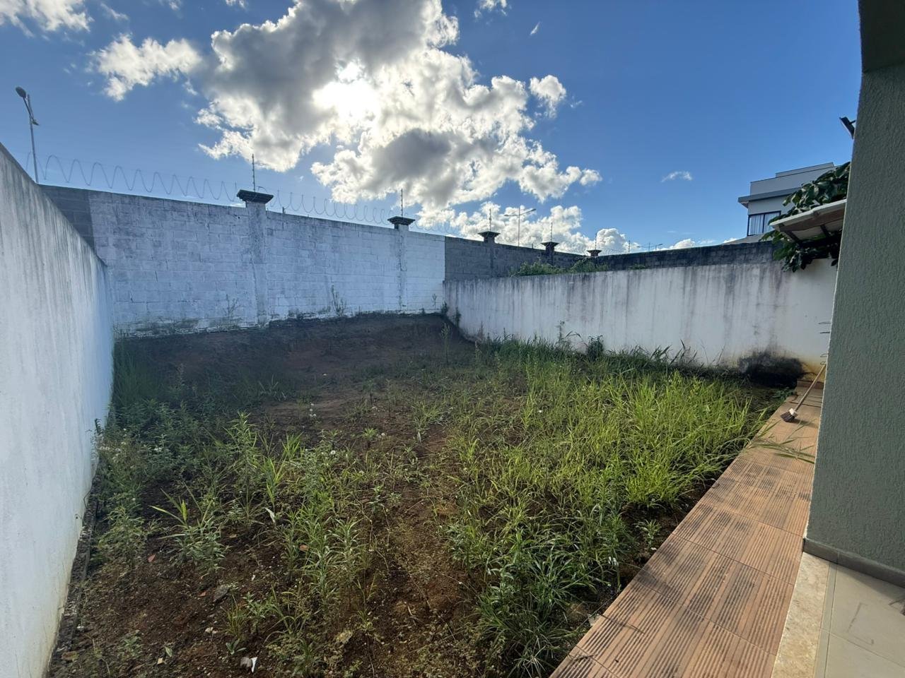 CASA À VENDA-HORTO VILLE1