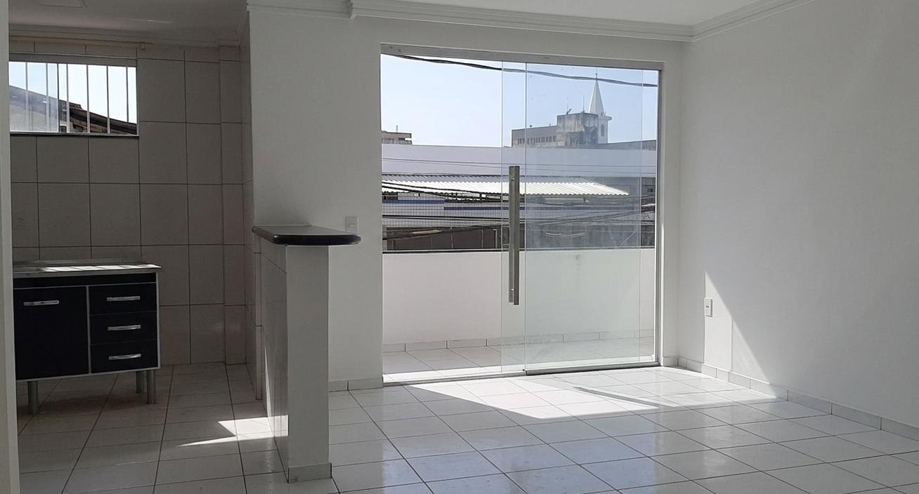 APARTAMENTO DE 2/4, COM VARANDA - CENTRO