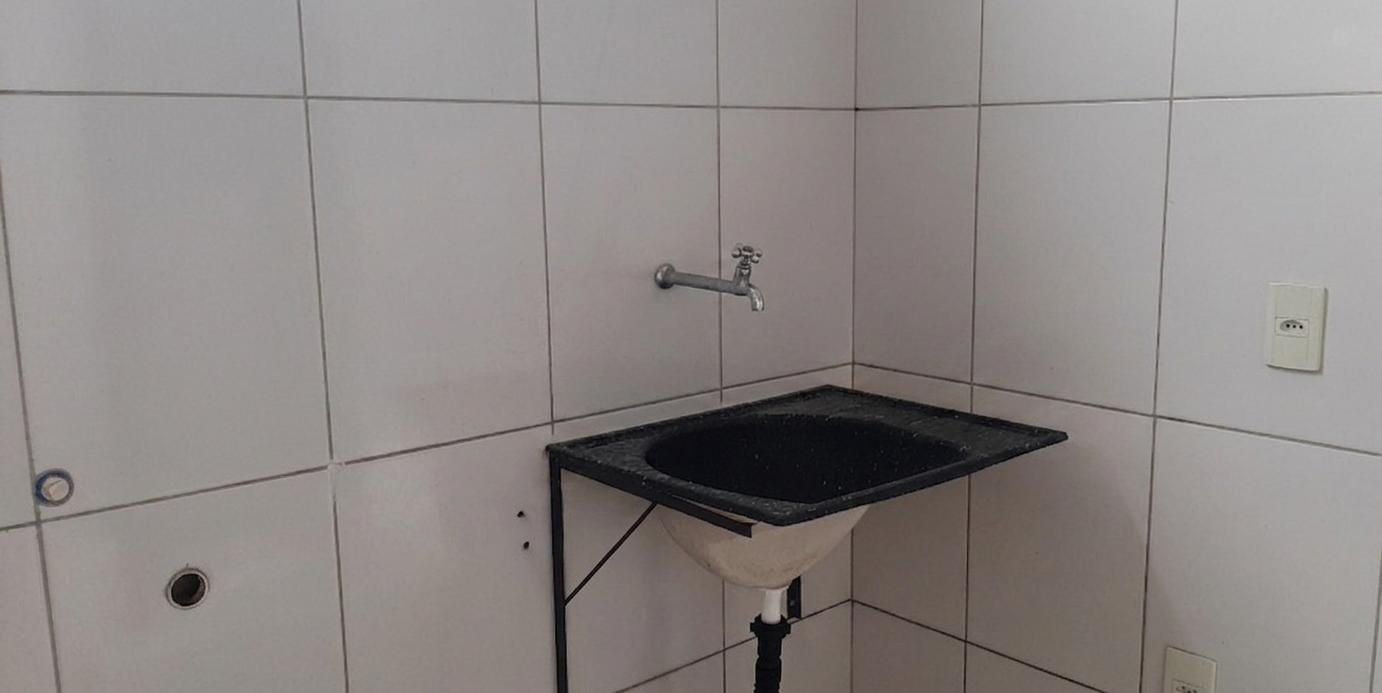 APARTAMENTO DE 2/4, COM VARANDA - CENTRO