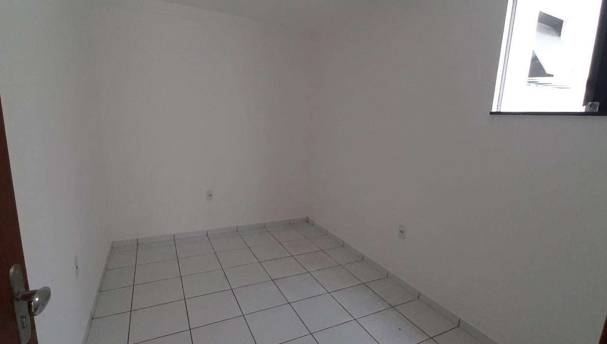 APARTAMENTO DE 2/4, COM VARANDA - CENTRO
