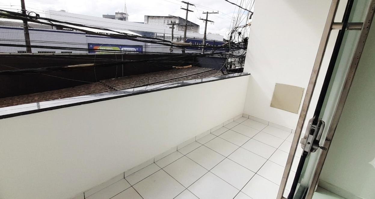 APARTAMENTO DE 2/4, COM VARANDA - CENTRO