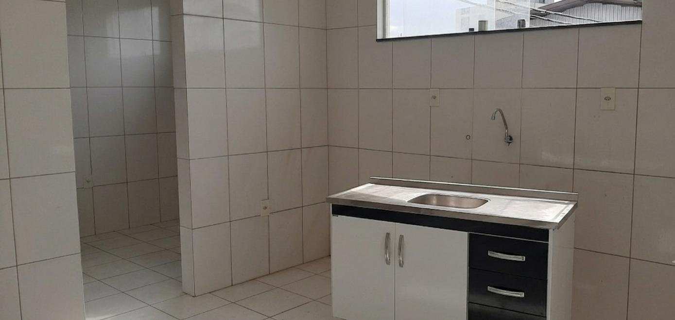 APARTAMENTO DE 2/4, COM VARANDA - CENTRO
