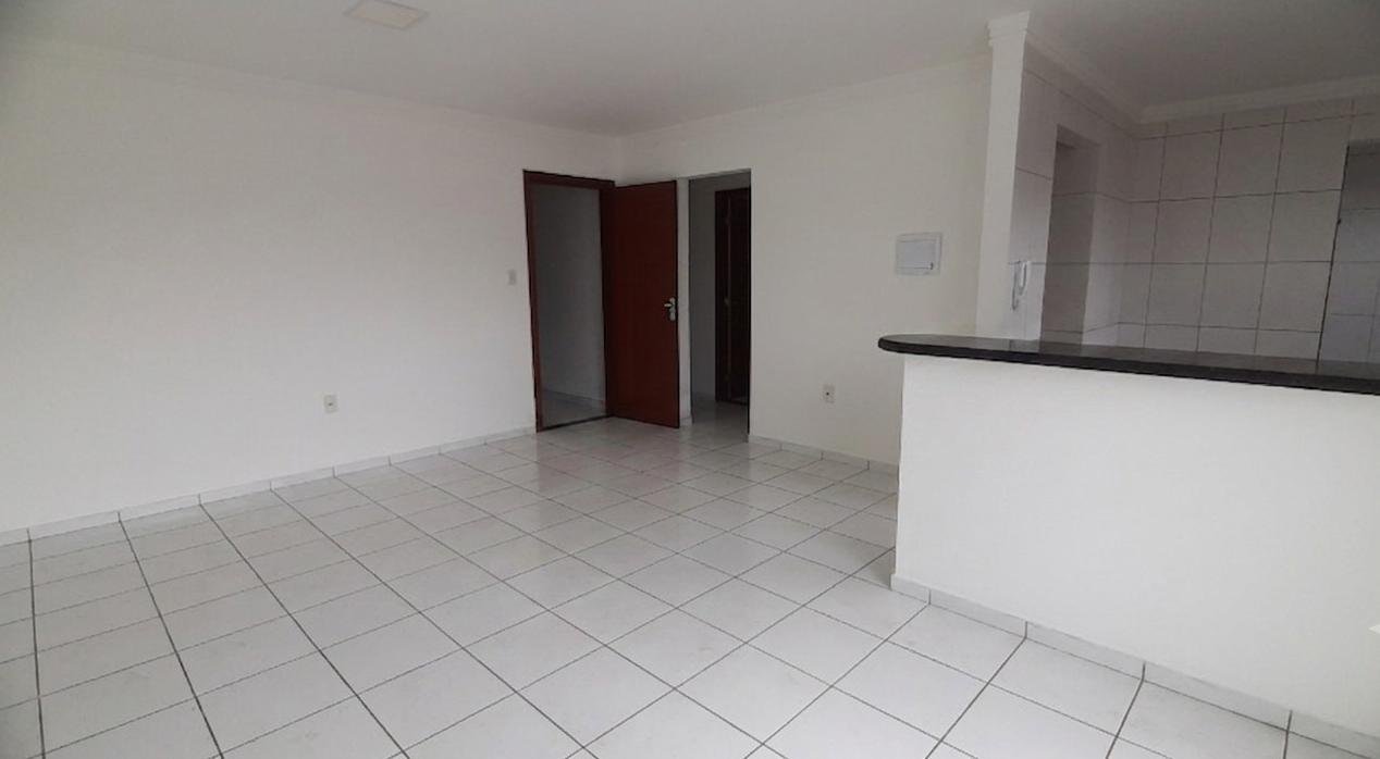 APARTAMENTO DE 2/4, COM VARANDA - CENTRO