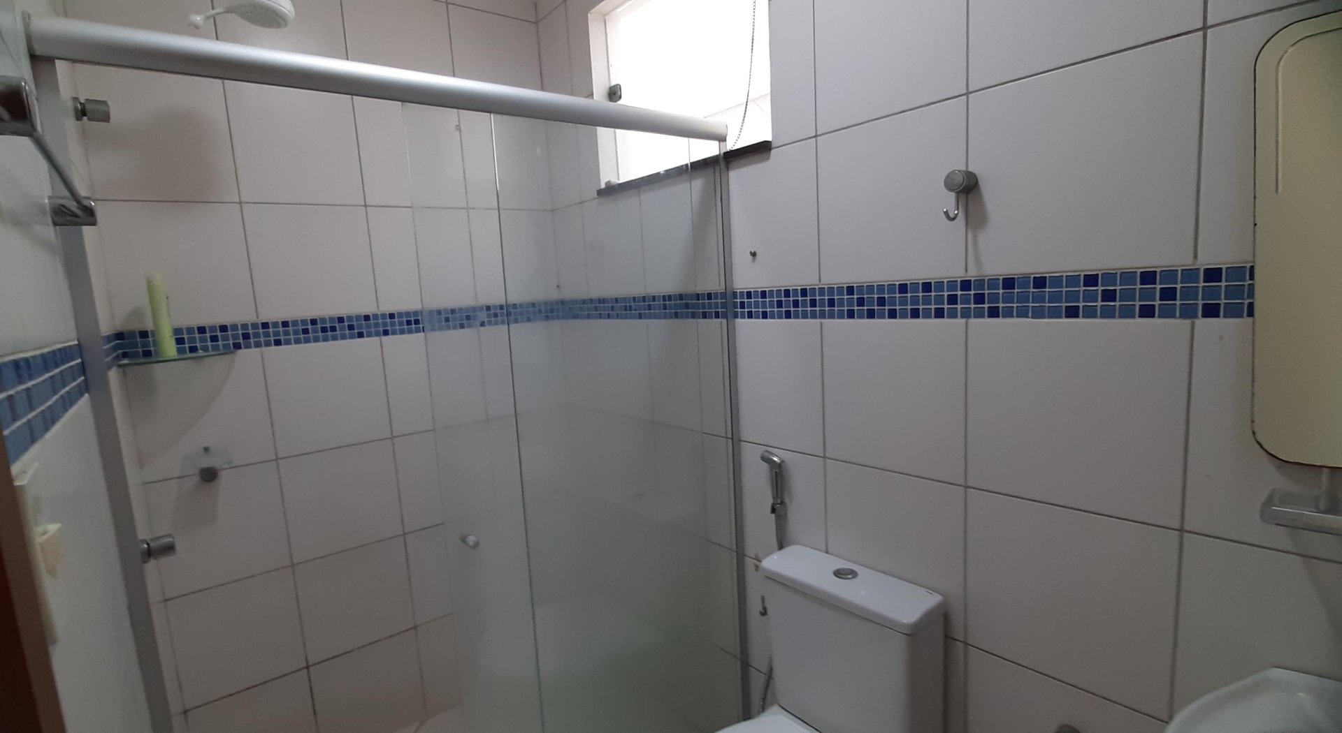 APARTAMENTO DE 2/4, COM VARANDA - CENTRO