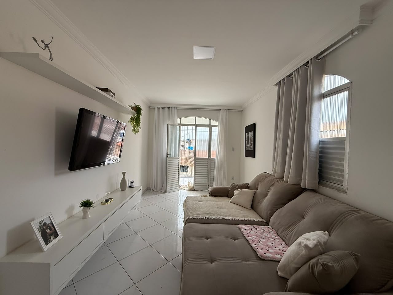Casa com 3/4 disponível para venda na Salgadeira!